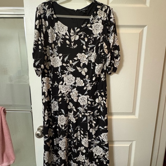 R&K Dresses & Skirts - R&K Black and Cream Floral 3/4 Sleeve Dress